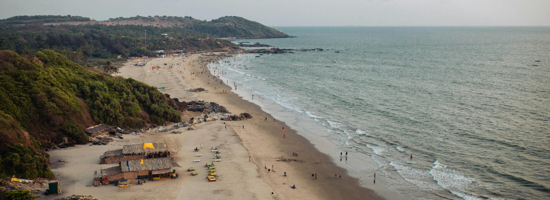 🌊 Agonda Beach - Agonda Beach is a quiet and clean beach ideal for travelers looking for peace and relaxation. It is perfect for long walks, sunset photography, and enjoying the calm sea breeze.