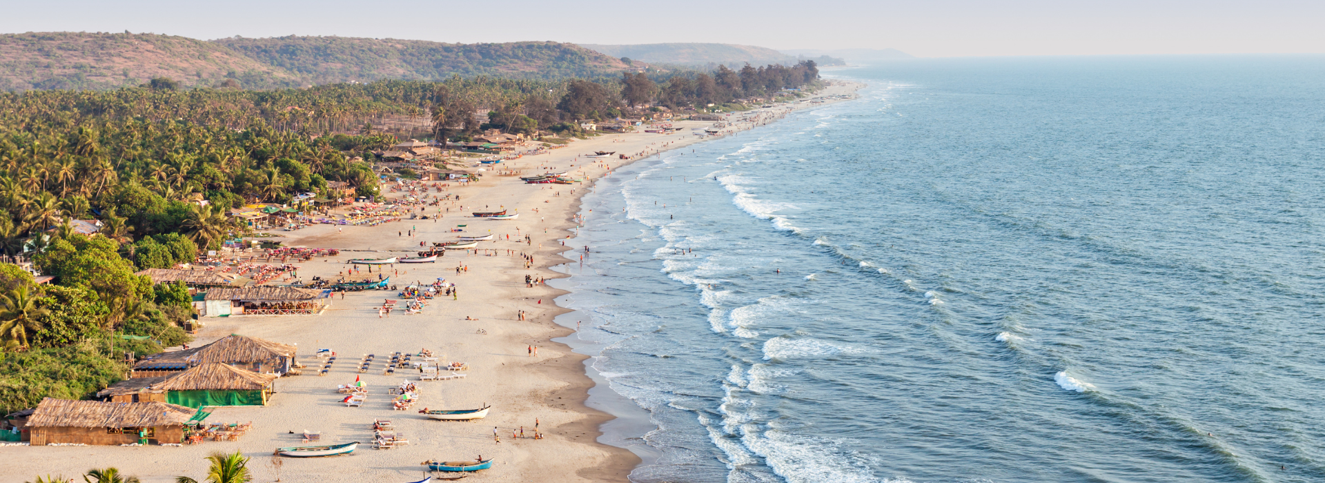 🌅 Arambol Beach - Arambol Beach is famous for its bohemian culture, vibrant markets, and breathtaking sunset views, attracting travelers from around the world