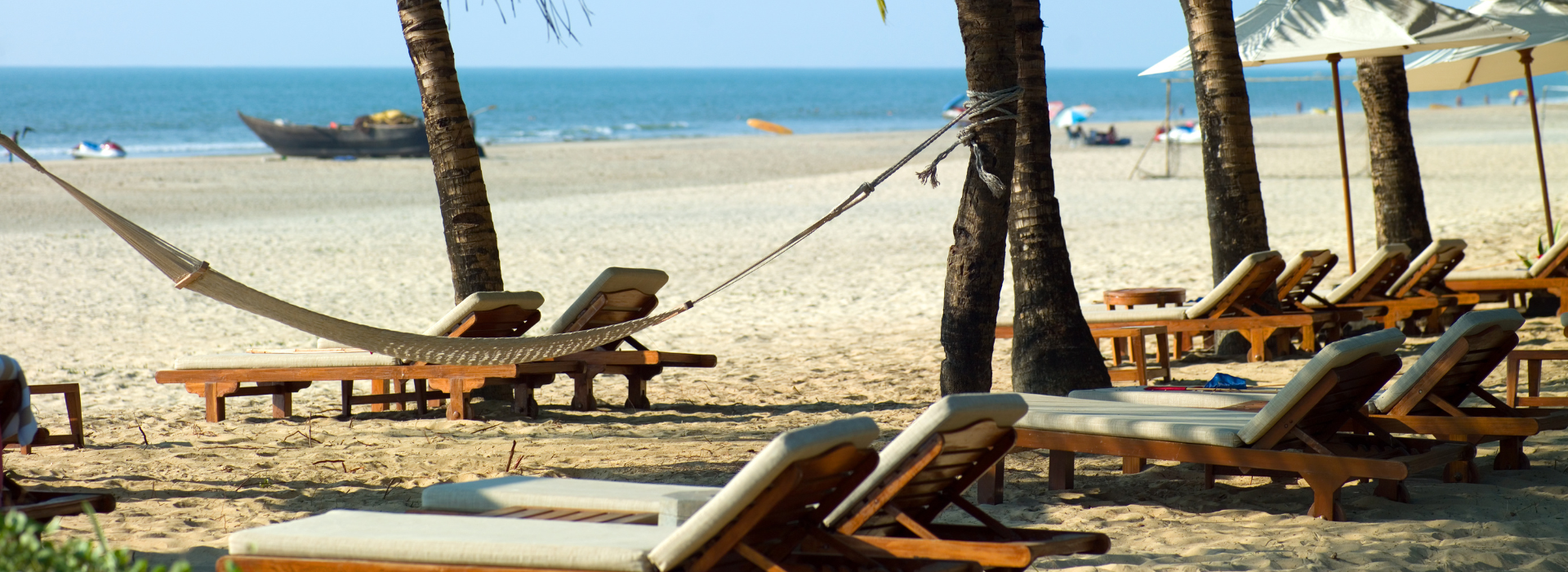 🌴 Ashvem Beach - Ashvem Beach is a calm and less crowded beach, perfect for relaxing walks, beach cafés, and enjoying the serene coastal vibe.