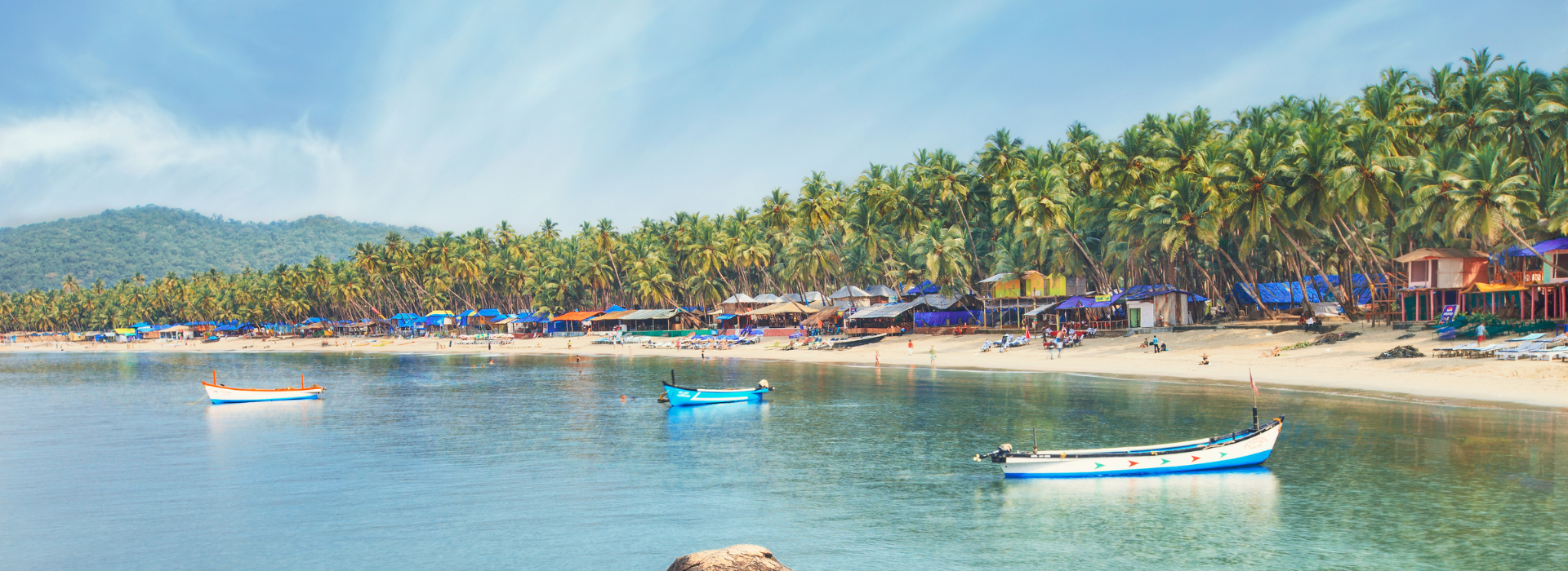 🌊 Morjim Beach - Known for its clean shoreline and peaceful atmosphere, Morjim Beach is famous for Olive Ridley turtle nesting and beautiful sunset views.